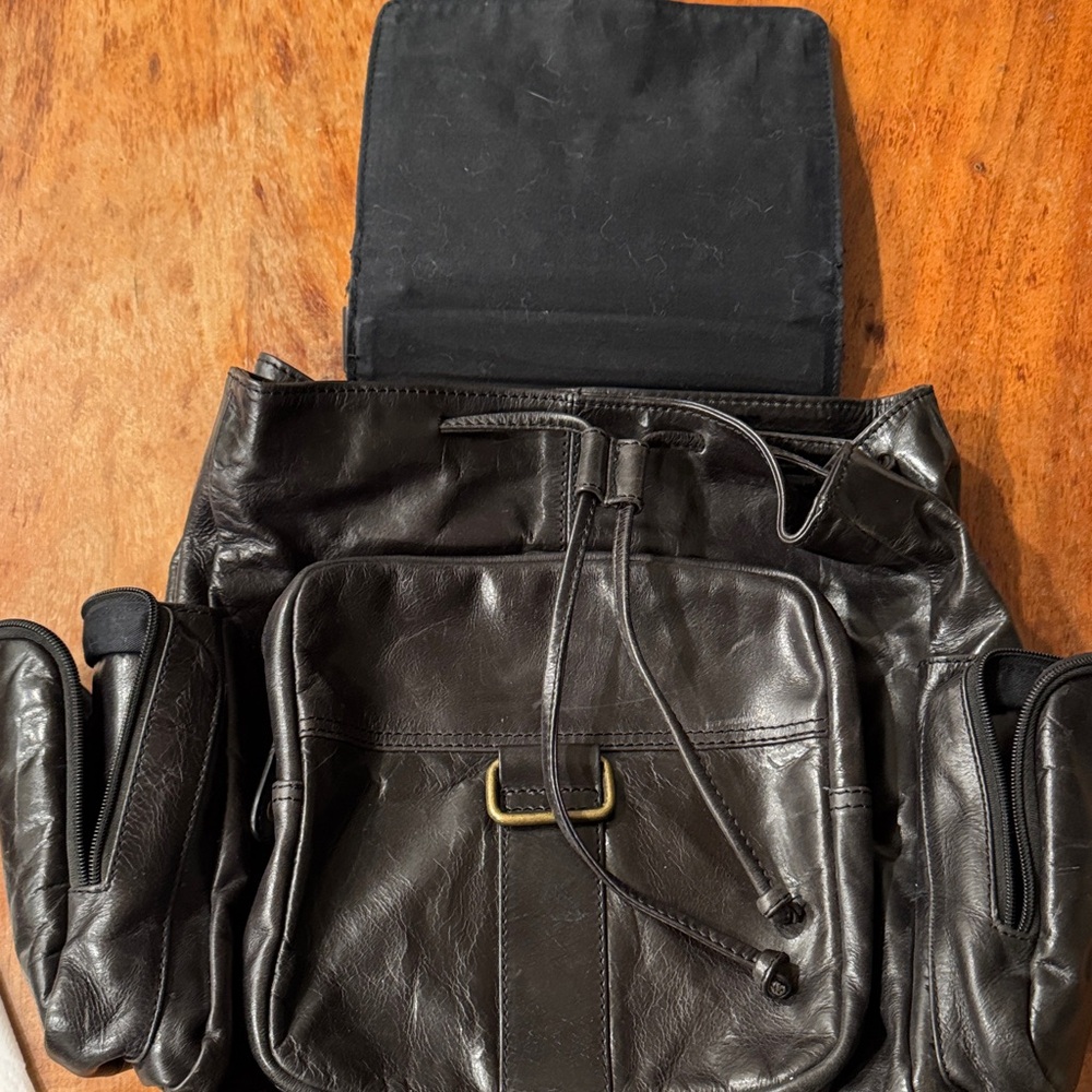 Stylish Black Leather Men's Bag;carry or use as knapsack
Wilson’s Leather